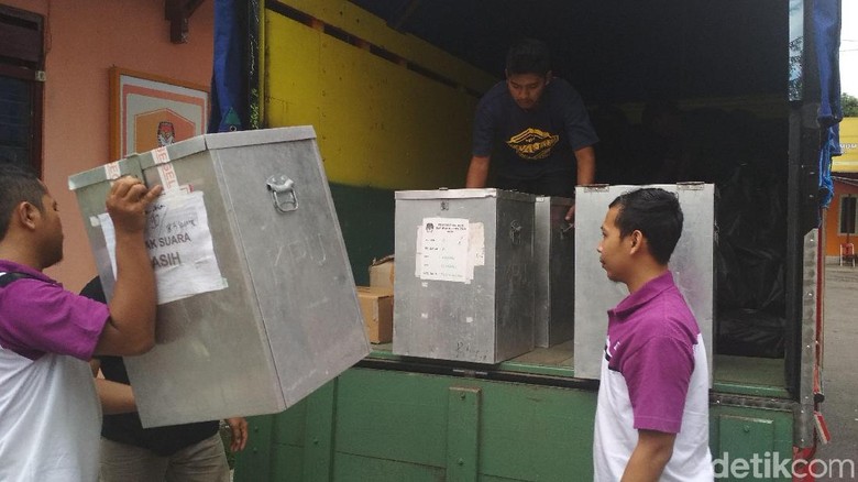 KPU Tulungagung Distribusikan Surat Suara untuk Pilgub dan Pilbup KPU Tulungagung Distribusikan Surat Suara untuk Pilgub dan Pilbup
