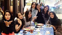 Saat bersama teman-temannya ia juga tampak mengenakan hijab. Foto: Dok. Instagram/ryana_dea