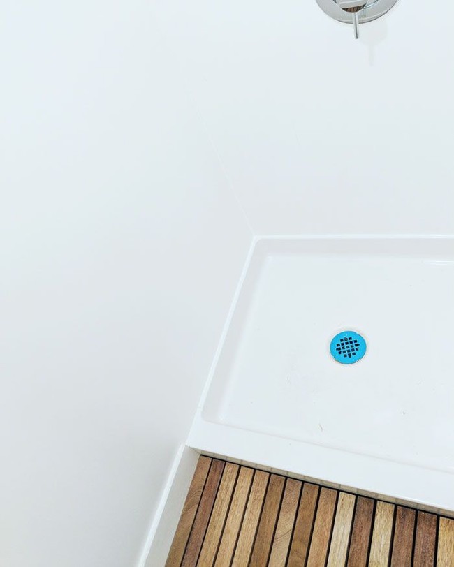 Kamar mandi yang dilengkapi area khusus untuk mengeringkan lantai setelah digunakan mandi. Di bawahnya terhubung dengan tanki air. Foto: Dok. Bored Panda