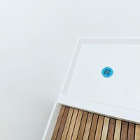 Kamar mandi yang dilengkapi area khusus untuk mengeringkan lantai setelah digunakan mandi. Di bawahnya terhubung dengan tanki air. Foto: Dok. Bored Panda