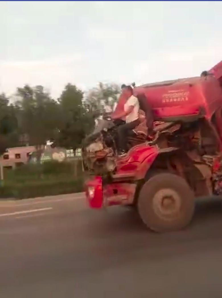 Truk Sudah Hancur Masih Dibawa Jalan. Foto: Istimewa Truk Sudah Hancur Masih Dibawa Jalan. Foto: Istimewa