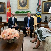 Suasana pertemuan antara Raja Felipe VI dari Spanyol dan Presiden AS Donald Trump di Gedung Putih. Keduanya didamping oleh istri masing-masing. (Foto: Getty Images)