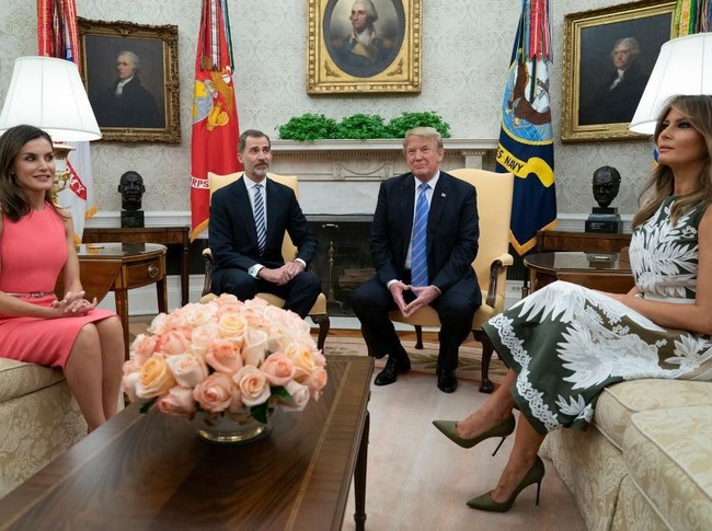 Suasana pertemuan antara Raja Felipe VI dari Spanyol dan Presiden AS Donald Trump di Gedung Putih. Keduanya didamping oleh istri masing-masing. (Foto: Getty Images)