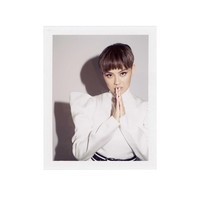 Jonny Marlow memotret Agnez Mo dengan tampilan yang lebih simple. Tanpa riasan berat, karakter yang kuat dari Agnez Mo tetap terpancar. Foto: Dok. Rogue Magazine/Jonny Marlow