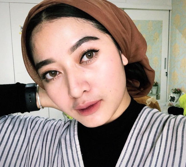 Maula Hamidaturrahmatullah memulai bisnis skin care dua tahun lalu. Ia merintis bisnis bersama adiknya, dan berkerja sama dengan seorang dokter kecantikan. Melalui promosi di sosial media, produknya pun laris manis. Foto: Instagram/MaulaHr