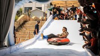 Usai membuka acara, para pengunjung mencoba berseluncur di atas salju. Yang salah satunya adalah Bupati Giri Prasta yang menjadi salah satu pengunjung pertama yang beruntung mencoba wahana Snowland. Foto: dok. Discovery Mall