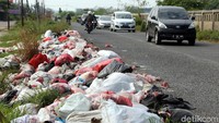 Sampah yang berserakan di samping jalur utama jalan provinsi Jawa Barat itu cukup mengganggu pengguna jalan.