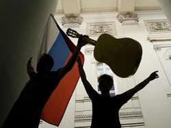 Dua kemenangan meyakinkan, mencetak delapan gol dan baru kebobolan sekali, membuat Rusia menjadi sorotan dunia. Sang tuan rumah mampu buktikan bahwa mereka bukan tim sembarangan dalam laga Piala Dunia tahun ini. Maxim Shemetov/Reuters.
