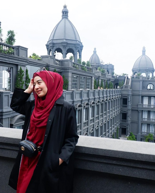 Ia pun memiliki gaya hijab yang stylish. Gaya hijab yang cukup sederhana ia padukan dengan riasan mata yang kental khas riasan orang Arab. Foto: Instagram/MaulaHr