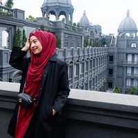 Ia pun memiliki gaya hijab yang stylish. Gaya hijab yang cukup sederhana ia padukan dengan riasan mata yang kental khas riasan orang Arab. Foto: Instagram/MaulaHr
