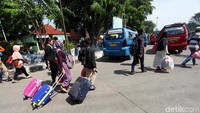 Para pemudik yang baru tiba di Terminal Kampung Rambutan langsung mencari angkutan umum.