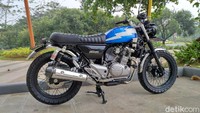 Nah sekarang kalau motor lain yang lebih kecil lewati motor ini, ya silakan saja. Kan ini motor klasik buat jalan santai sambil nikmati hembusan angin sore. Foto: Handoko N Soetrisno