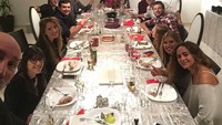 Begini keseruan Griezmann saat makan bersama keluarganya di malam tahun baru 2016 lalu. Semua sajian terlihat sudah habis dilahap oleh mereka.Foto: Instagram antogriezmann