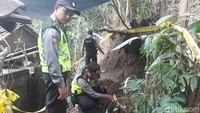 Untuk sementara suami dan anak-anaknya mengungsi di rumah saudara yang lain, ujar menantu Yamini, Eko Suwito, kepada detikcom, Rabu (20/6/2018).