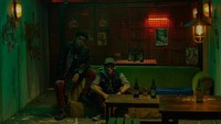  Bersama Aliando, Jefri kompak berpose dihadapan beberapa botol minuman dan gelas untuk keperluan promosi film mereka. Foto: Istimewa - Instagram @jefrinichol