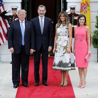 Ratu Letizia pun tak kalah modis. Tampil serba pink, perempuan 45 tahun itu membungkus tubuhnya dengan sheath dress, juga tanpa lengan, rancangan Michael Kors. (Foto: Getty Images)