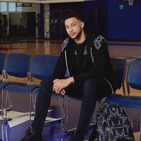 Meski sering terlihat bersama, namun tampaknya Ben bukan satu-satunya pria yang mendekati Kendall Jenner.  Anwar Hadid, adik Bella dan Gigi Hadid juga terlihat bermesraan dengan Kendall di Socialista New York, awal Juni kemarin. (Foto: Instagram)