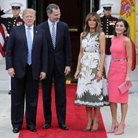 Seperti biasa, Melania Trump muncul dengan gaya elegannya. Gaun Valentino tanpa lengan bermotif floral menjadi andalannya. (Foto: Getty Images)