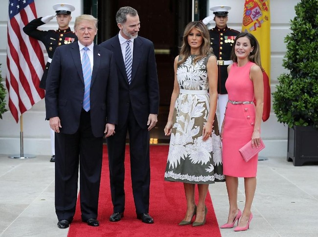 Seperti biasa, Melania Trump muncul dengan gaya elegannya. Gaun Valentino tanpa lengan bermotif floral menjadi andalannya. (Foto: Getty Images)