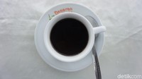 Jangan lupa mencicip kopi khas Semarang. Segelas kopi robusta ini bisa dinikmati sambil berteduh di bawah pohon rindang. Foto: Devi S. Lestari / detikFood