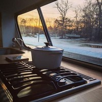 Pemandangan indah dari sudut dapur di rumah berjalan milik Jessie. Foto: Dok. Bored Panda