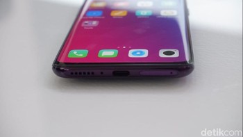 Dapur pacu ponsel ini memakai prosesor besutan Qualcomm, yakni Snapdragon 845. Dipadukan dengan GPU Adreno 630, RAM 8 GB dan memori internal 256 GB. Ia mengusung tanpa headphone jack 3,5 mm dan USB Type C. Foto: Adi Fida Rahman/detikinet