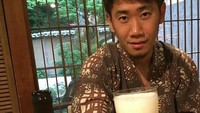 Meskipun orang Jepang dikenal menyukai sake. Shinji pun terlihat asyik menikmati segelas bir. Foto: Instagram @sk23.10