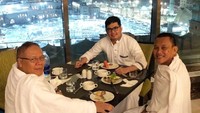 Di sela ibadah umroh di Tanah Suci, Tommy menikmati makan malam bersama dua rekannya. MasyaAllah tempat berpemandangan Kabah. Foto: instagram @tommykurniawann