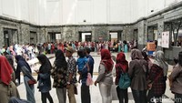 Sejumlah pemudik tujuan Purwakarta terlihat mengantre masuk ke kereta api di Stasiun Tanjung Priok, Jakarta Utara, Rabu (20/6/2018).