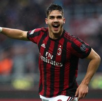 Portugal bukan cuma punya Cristiano Ronaldo yang memang bintang lapangan. Ada juga si ganteng Andre Silva. Pemain bola 22 tahun ini dikenal punya wajah baby face yang senyumnya bisa melelehkan hati. Jangan lewatkan penampilannya bersama tim Portugal di Piala Dunia 2018. (Foto: Getty Images)