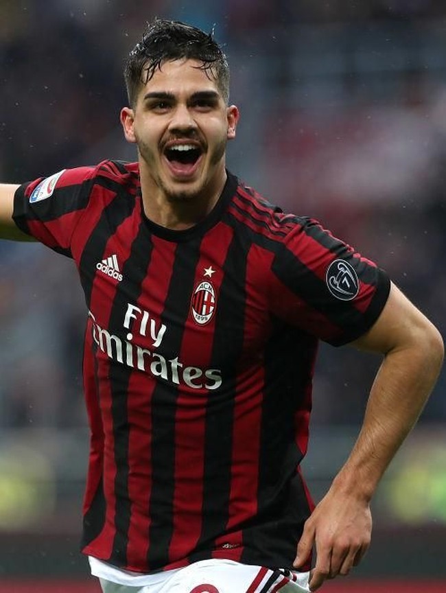 Portugal bukan cuma punya Cristiano Ronaldo yang memang bintang lapangan. Ada juga si ganteng Andre Silva. Pemain bola 22 tahun ini dikenal punya wajah baby face yang senyumnya bisa melelehkan hati. Jangan lewatkan penampilannya bersama tim Portugal di Piala Dunia 2018. (Foto: Getty Images)