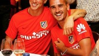 Begini kemesraan Griezmann bersama Fernando Torres saat makan malam bersama pada Juli 2015 lalu. Saat itu mereka masih mengenakan seragam Atletico Madrid. Foto: Instagram antogriezmann