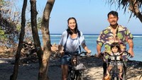 Rio Dewanto dan Atiqah Hasiholan juga si kecil Salma Jihane Putri Dewanto sudah siap berkeliling Gili Air nih. Seru ya! (riodewanto/Instagram)