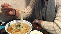 Sluurp! Semangkuk udon berkuah hangat pun berhasil dinikmati oleh Shinji. Jadi pengen udon nih. Foto: Instagram @sk23.10
