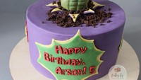 Waduh, ada Hulk yang keluar dari kue ulang tahun milik Arsen. Ternyata kue ulang tahun tersebut berisi kue cokelat. Foto: Instagram cakes_mariamgevorgyan
