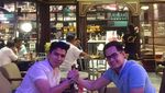 Momen Seru Tommy Kurniawan Menikmati Makanan Bersama Teman-temannya
