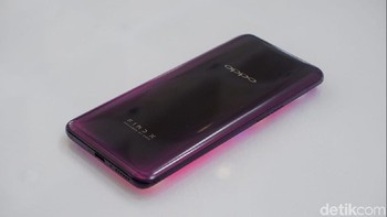 Bodinya dibuat panoramik dengan pinggiran dibuat melengkung. Kombinasi ini mampu menampilkan siluet menarik kala permukaannya tertimpa cahaya. Foto: Adi Fida Rahman/detikinet