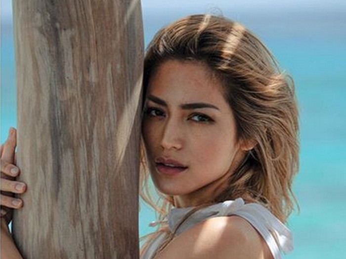 Heboh Jessica Iskandar Pose Telentang