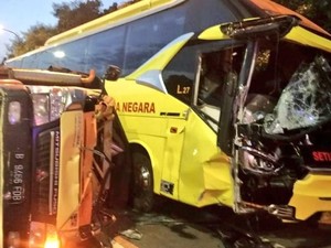 Kecelakaan Truk dan Bus di Tol Pasar Rebo Jaktim, Lalin Padat