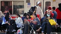 Tak hanya dipenuhi pemudik dari luar daerah yang kembali ke Bekasi, beberapa pemudik lain yang berangkat dari Bekasi terlihat sedang menunggu kereta api tiba.