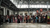 Memasuki arus balik lebaran pemudik tujuan Purwakarta, Cikampek, dan Karawang mulai memadati Stasiun Tanjung Priok sejak selasa (19/6/2018).
