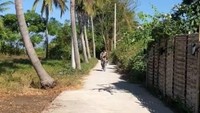 Rio Dewanto dan Atiqah Hasiholan juga si kecil sedang berada di Gili Air, Lombok Utara. Menaiki sepeda mengelilingi pulau adalah aktivitas wajib di sana (riodewanto/Instagram)
