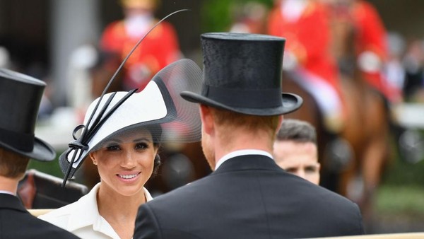 Foto: Gaya Unik Meghan Markle Pakai Topi Antena