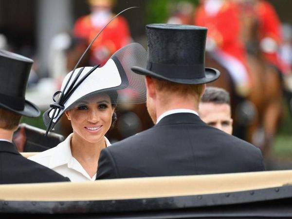 Foto: Gaya Unik Meghan Markle Pakai Topi Antena