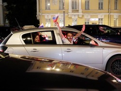 Banyak warga rusia turun ke jalan untuk bergabung merayakan kemenangan yang dilaksanakan di Saint-Petersburg Stadium, Saint-Petersburg. Maxim Shemetov/Reuters.
