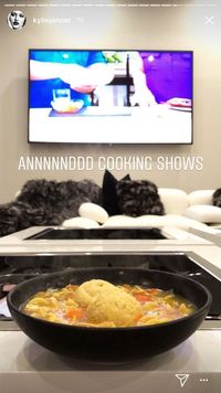 Kylie Jenner Tunjukan Keahlian Memasak Sup Matzo di Instagram