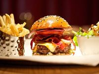 Waduh! Restoran Ini Suruh Chef Ludahi Burger Pesanan Pengunjung