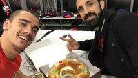 Hari para raja, tulis Griezmann. Wah ada kue bentuk bulat dengan isian vanilla cream di hadapan mereka. Apa ada yang ulang tahun, ya? Foto: Instagram antogriezmann