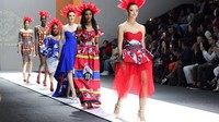 Lenggang-lenggok Demi-Leigh Nel-Peters di atas catwalk. Foto: Dok. Instagram/demileighnp