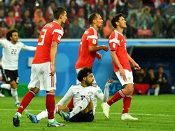 Salah gagal mengangkat Mesir. Dia mati kutu, dengan hanya melakukan empat tembakan, satu tepat sasaran dan berbuah gol lewat titik penalti. (Foto: Dylan Martinez/Reuters)